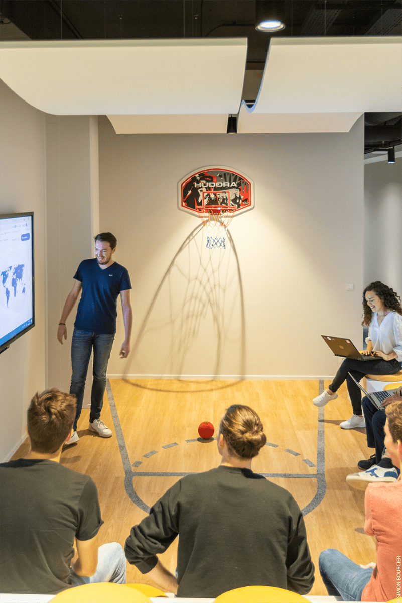 un groupe de personne en ronde autour d'un écran télévisé pour une présentation