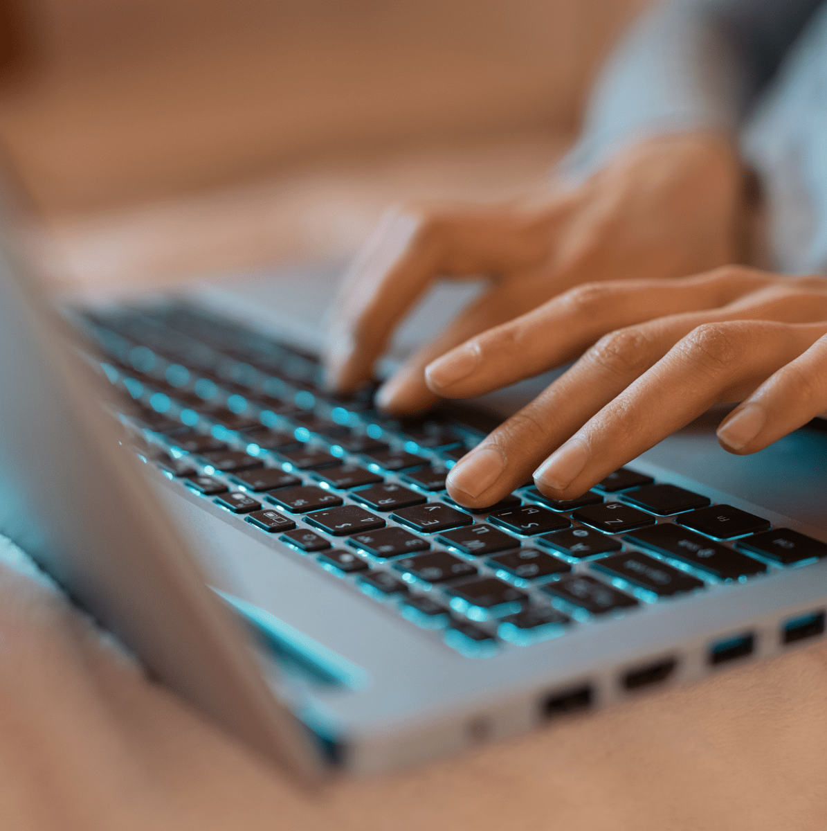 mains tapant sur le clavier d'un ordinateur portable