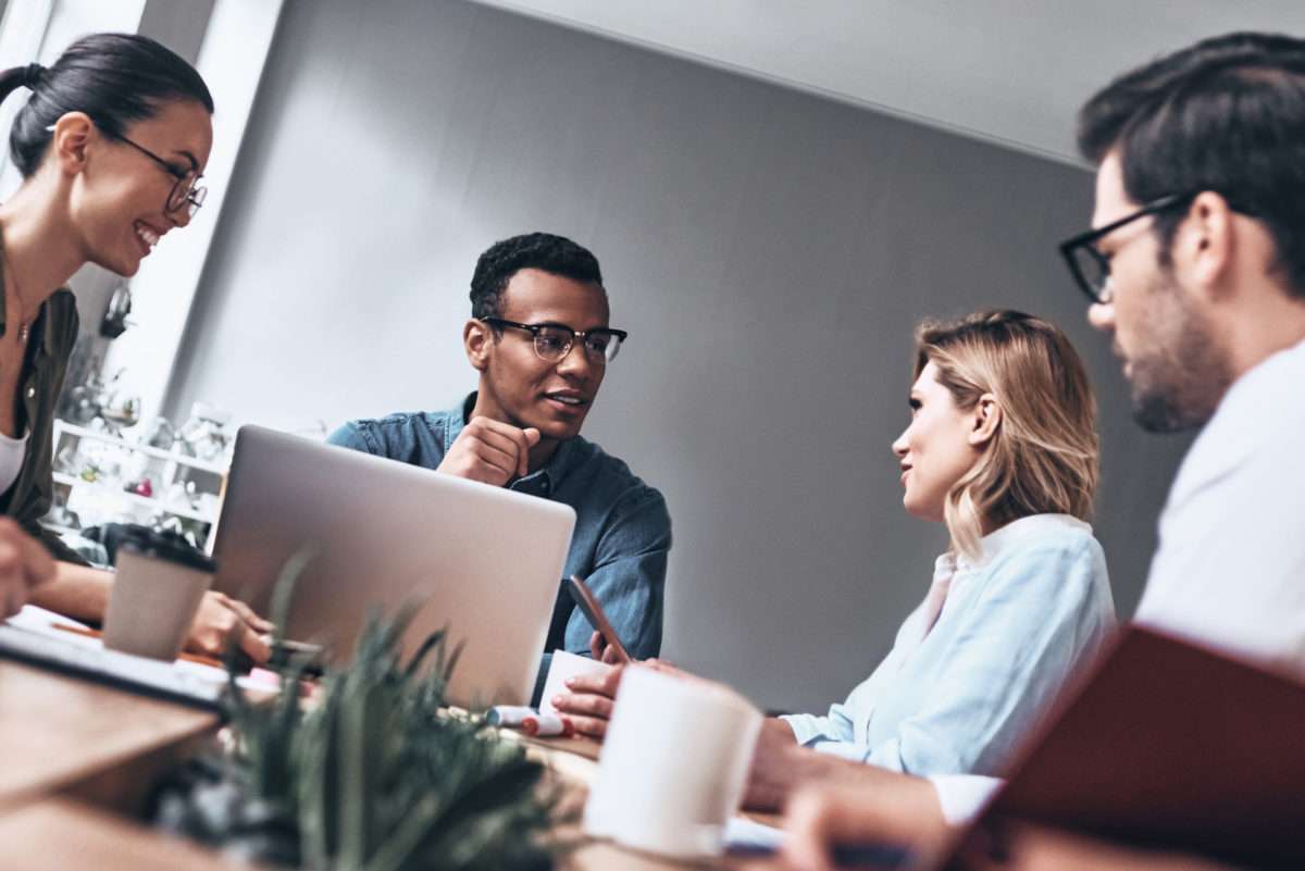 un groupe de personne en réunion