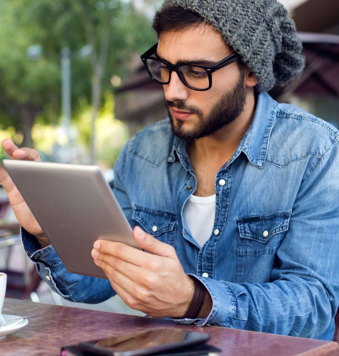Un homme travaille sur une tablette