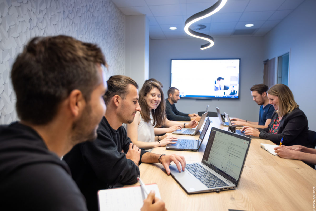 Un groupe dans une salle et de réunion