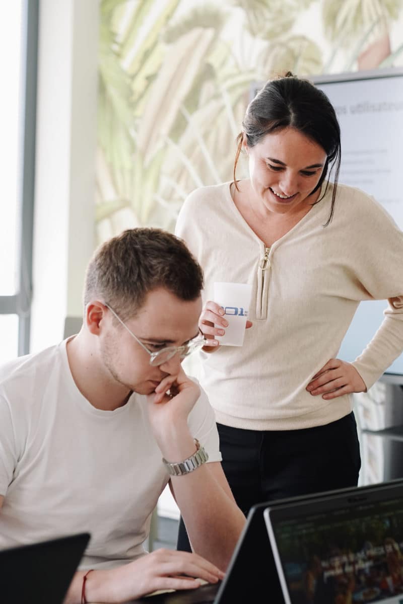 Une formatrice échange avec un étudiant pendant un cours à l'école 301