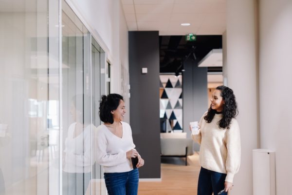 Deux étudiantes de lécole 301 discutent dans un couloir de l'école