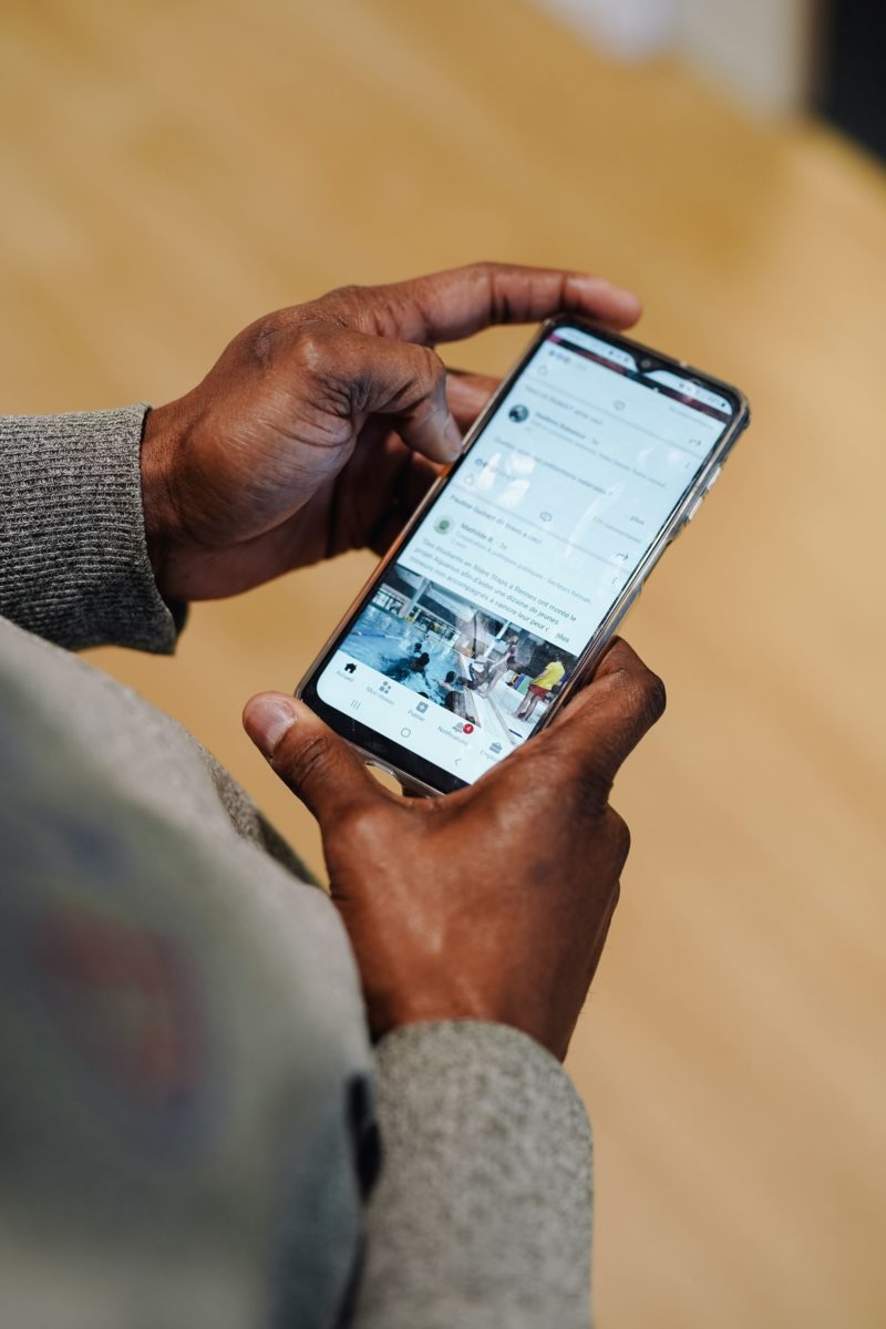 Mains qui tiennent un téléphone