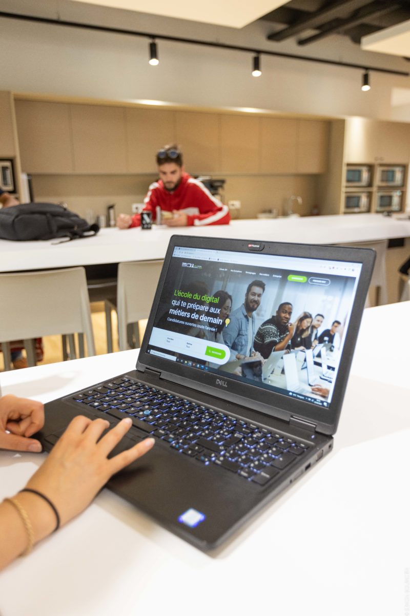 Vue d'un ordinateur portable dans la cafétaria de l'école 301