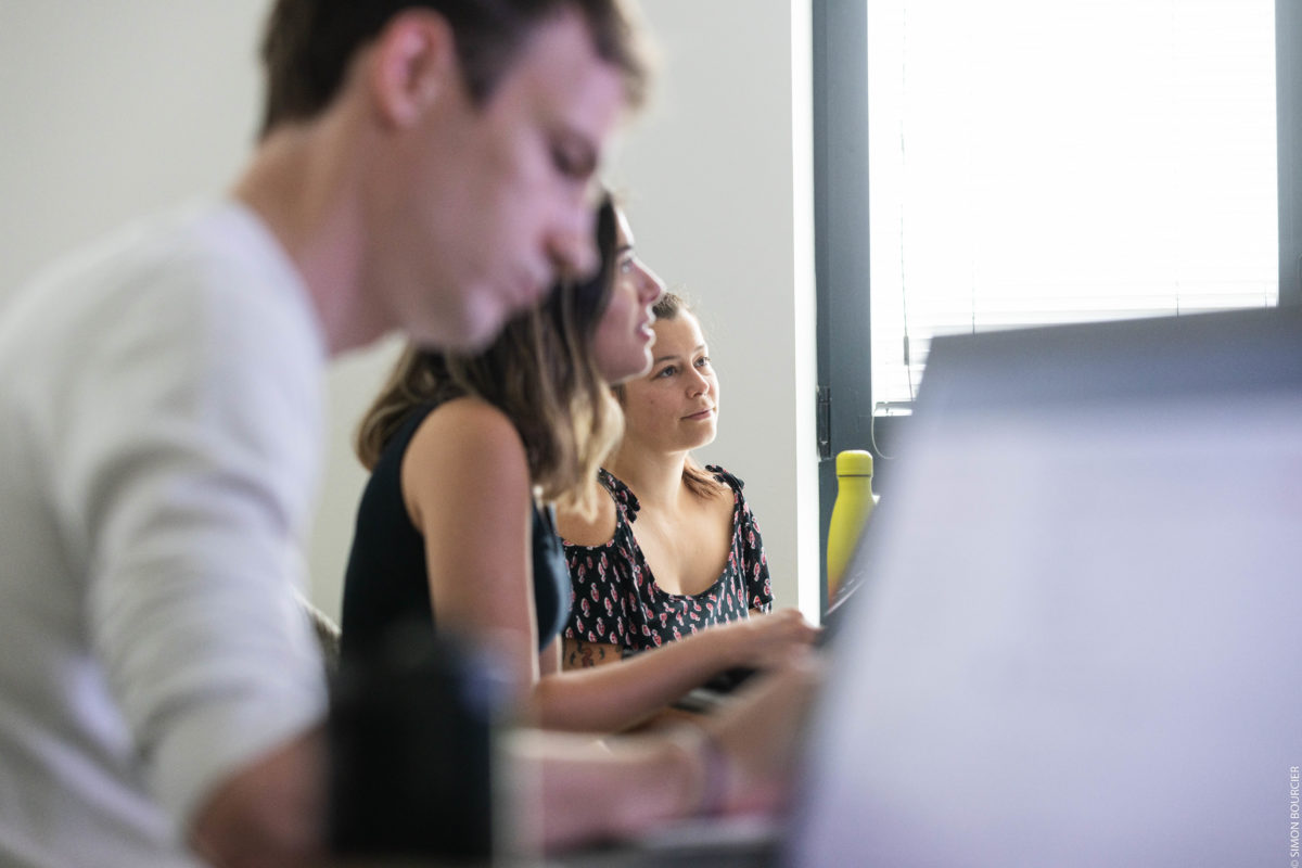 Portrait d'une étudiante au fond d'une salle de classe de l'école 301 à Rennes
