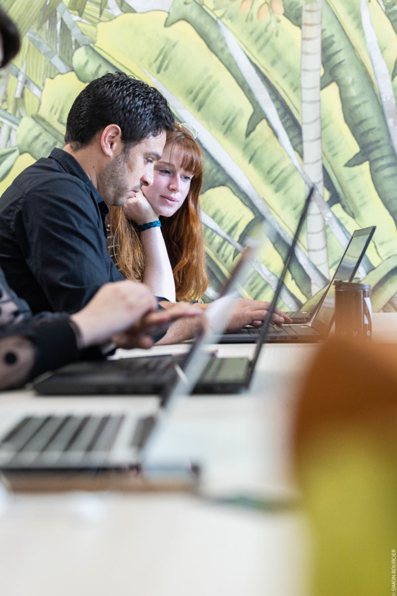 Deux étudiants de profil dans une salle de classe de l'école 301