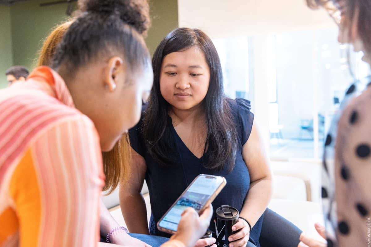 Deux étudiantes de l'école 301 regardent un téléphone