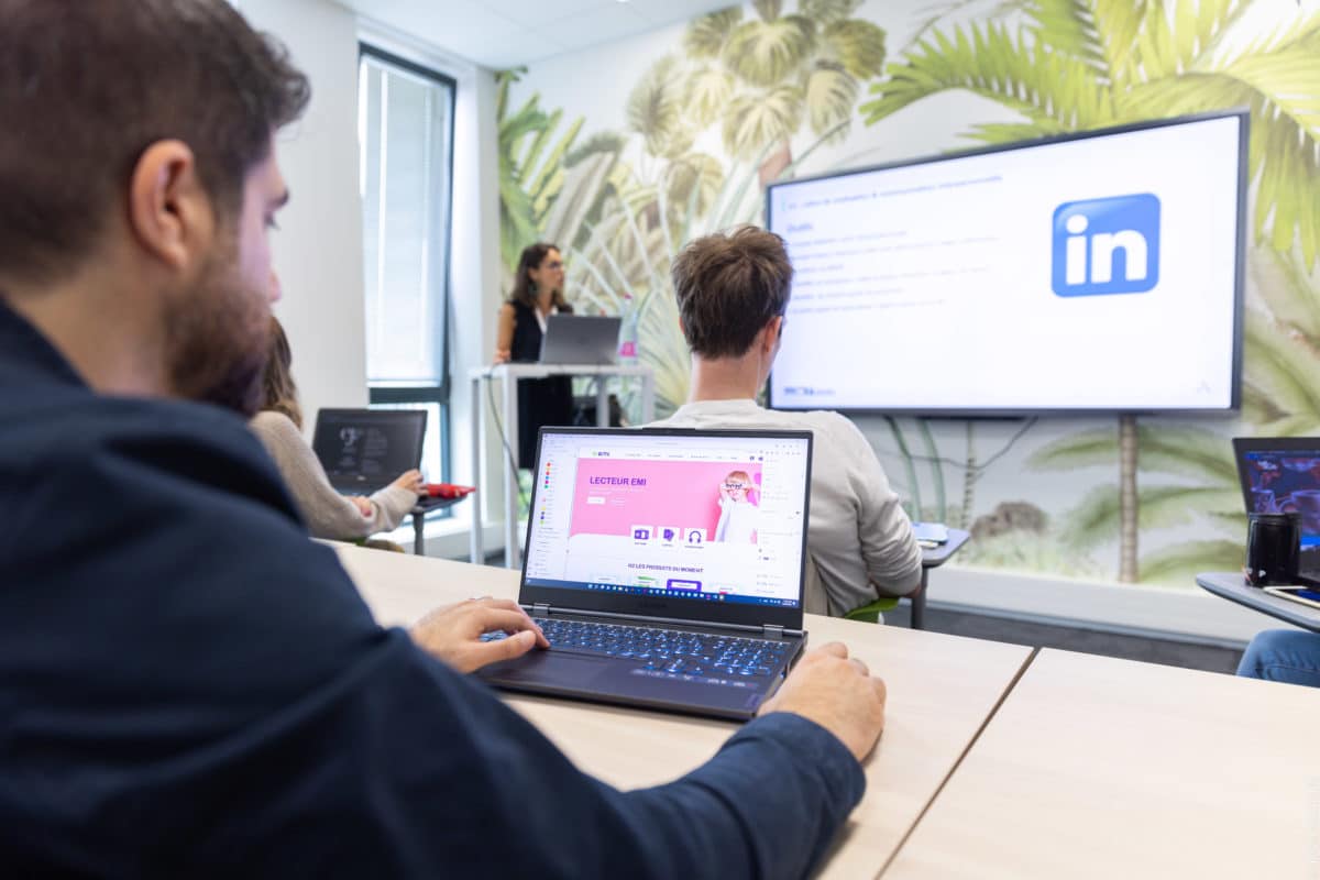 Des personnes dans une salle de classe de l'école 301