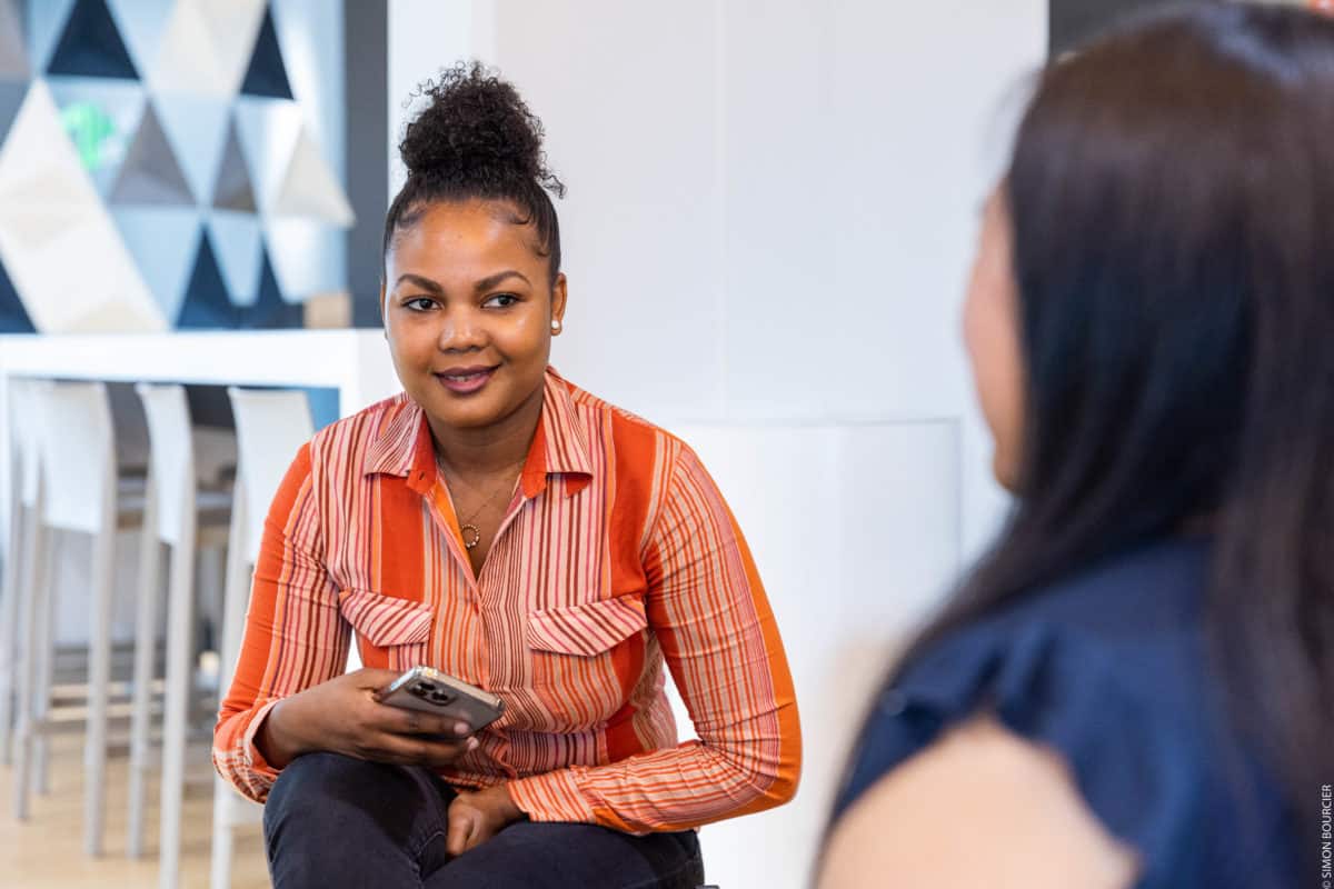 Une jeune femme parle avec une autre femme à l'école 301