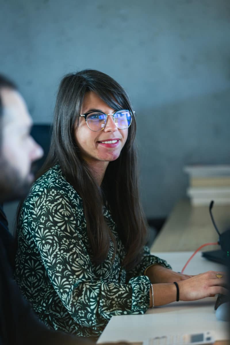 Portrait d'une femme assise à son bureau