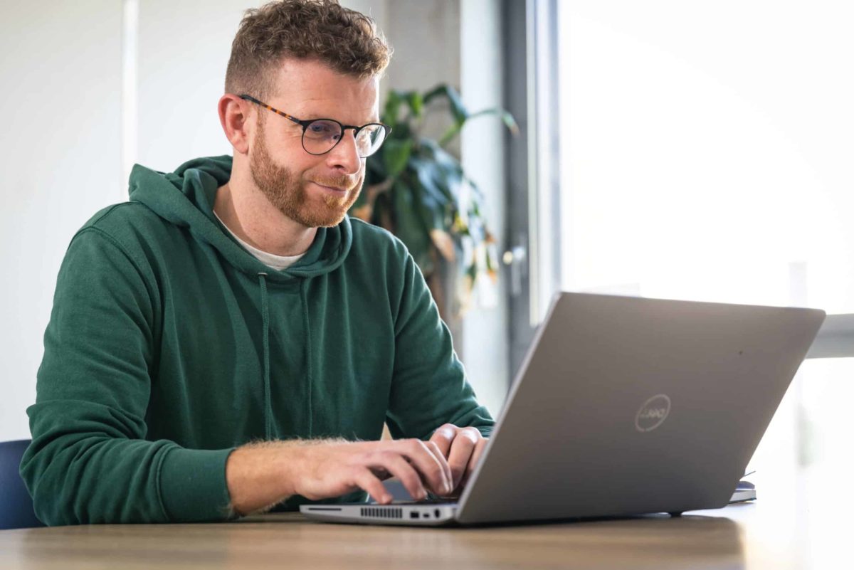 Un homme tape sur le clavier de son ordinateur
