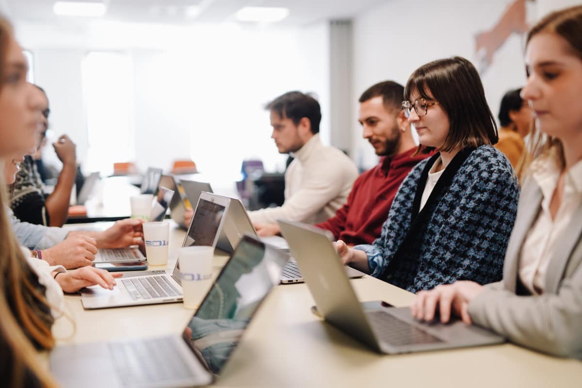 étudiants dans une salle de classe
