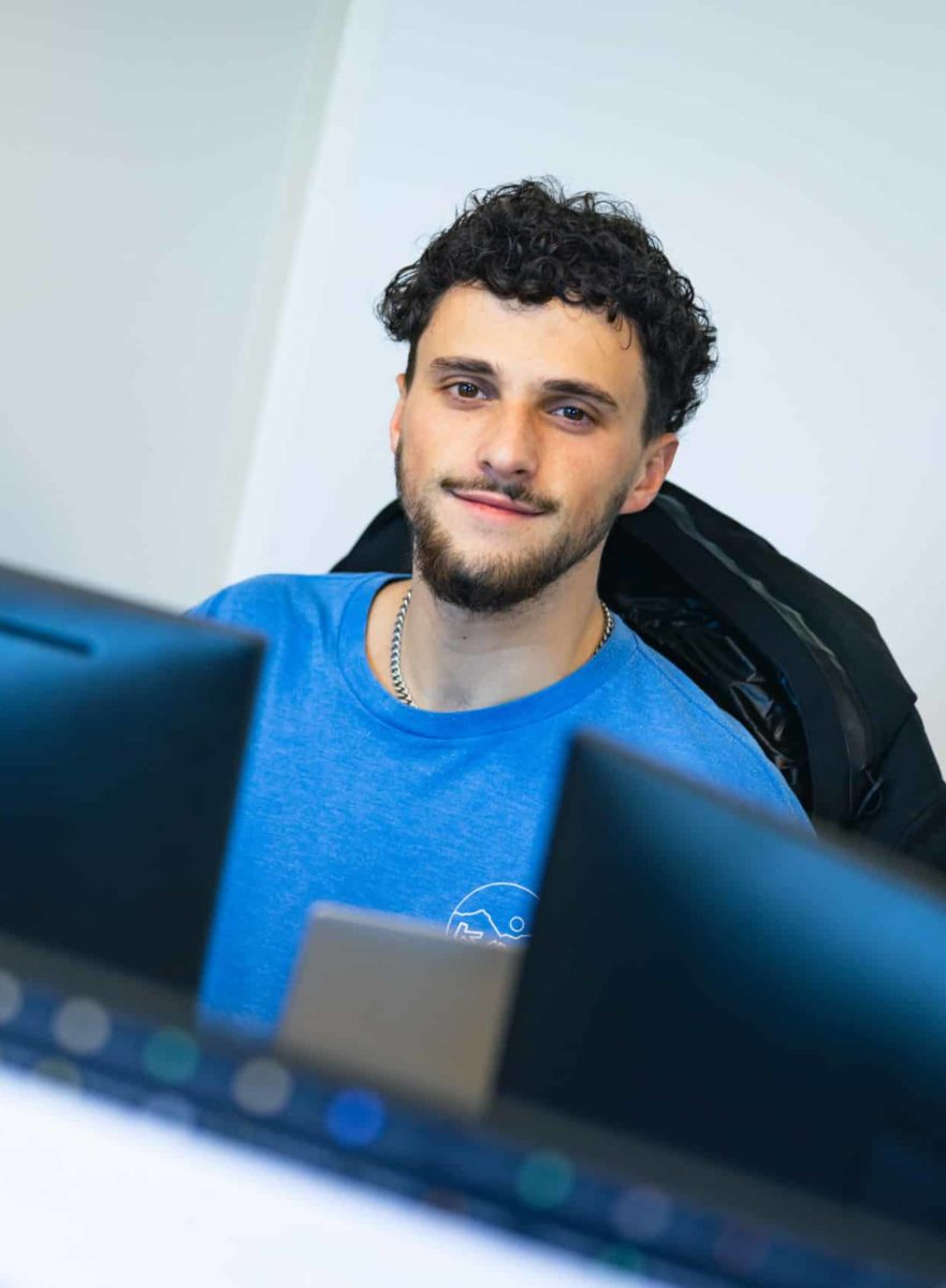 Portrait d'un homme devant son poste de travail MV Group