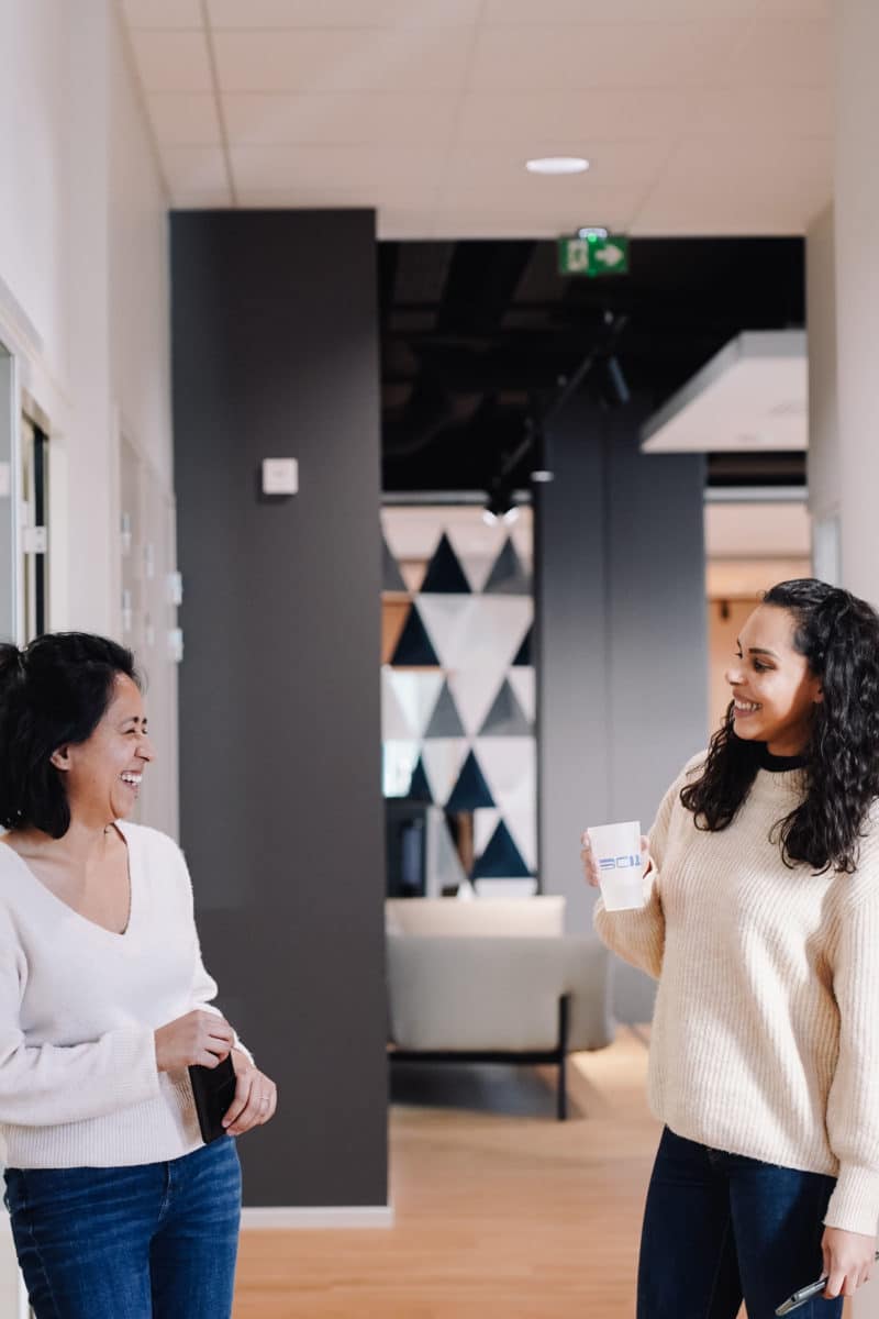 Deux étudiantes de lécole 301 discutent dans un couloir de l'école