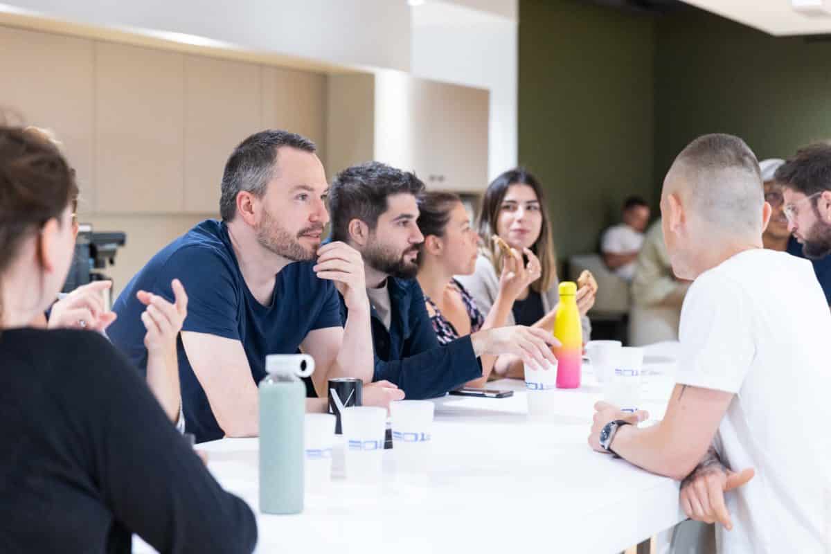 Un groupe d'étudiant à la cafétéria