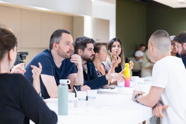 Un groupe d'étudiant à la cafétéria